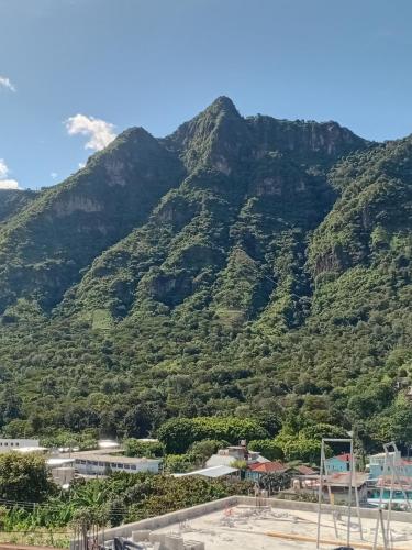 ゲストハウスから撮影された、または一般的な山の景色