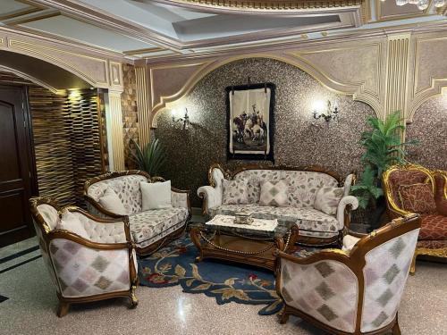 un salon avec deux canapés et une table dans l'établissement فيلا للايجار مفروش بمدينتي, à Madinaty