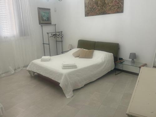 a bedroom with a large bed with white sheets at Percebes Exclusive B&B in Cutrofiano