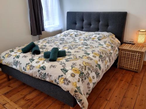a bed with a blanket and pillows on it at N4 - Studio Cosy à deux pas du cœur de Valenciennes in Valenciennes
