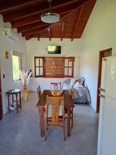a living room with a table and a bed at Las Casuarinas in San José