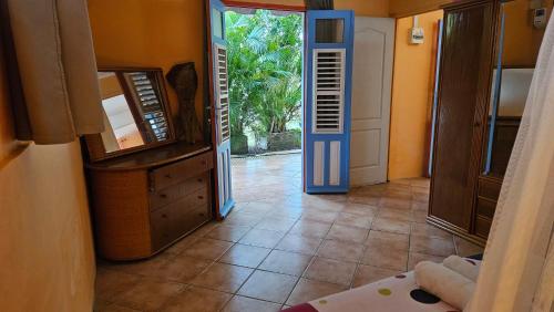 a hallway with an open door to a room at Pieds dans l'eau F2 pointe du bout trois-Ilets in Lazaret