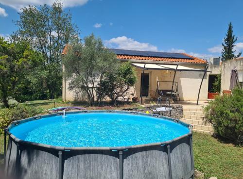 - une grande piscine dans la cour d'une maison dans l'établissement Nature et baignades au nord de l’Hérault, à Saint-Bauzille-de-Putois