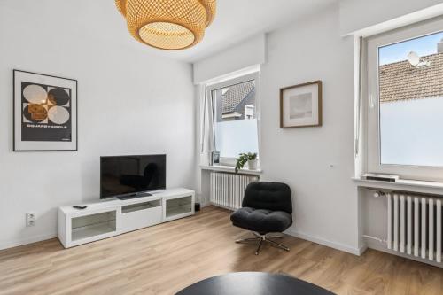 a living room with a television and a chair at Groß - modern - nah an Köln- Luxuriöse Wohnung für 8 Personen in Remscheid in Remscheid