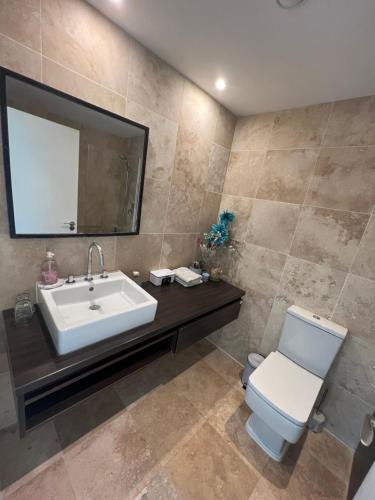 Ένα μπάνιο στο Perfect-City-Centre Apartments