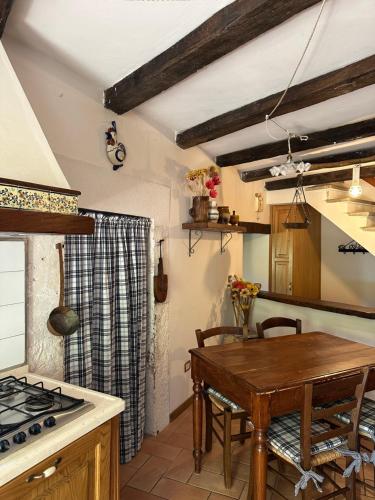 a kitchen with a table and a stove and a table at Il castello - Casa Beatrice in Campo di Giove