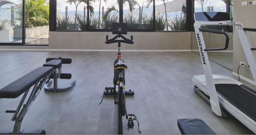 a gym with two treadmills and a treadmill at BEE Suites San José - Escalante in San José