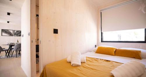 1 dormitorio con 1 cama, ventana y mesa en Villa Luna Mare Ferienhaus mit Terrasse & Poolnähe, direkt am Meer, en Privlaka