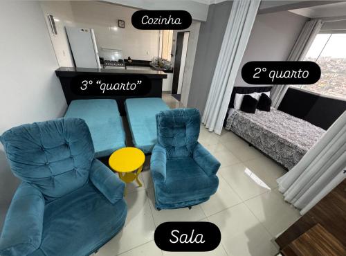 a living room with a couch and two chairs at Apartamento super central até 9 pessoas in Divinópolis