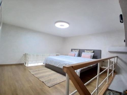 Postel nebo postele na pokoji v ubytování Studio Cosy avec Mezzanine Piscine et Plage à 5 min à Zenata City