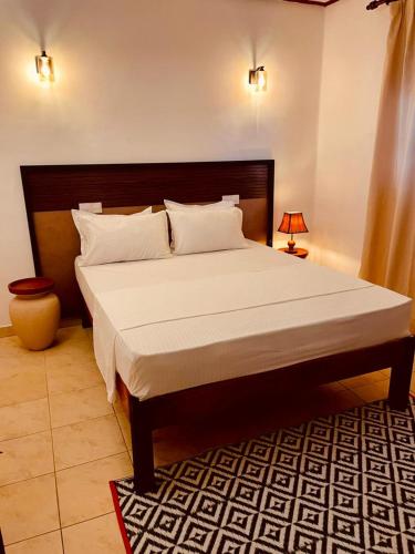 a bedroom with a large bed in a room at Bees Airport Hotel in Katunayaka