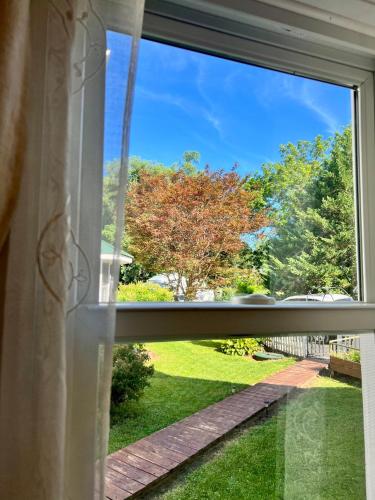 Κήπος έξω από το Across The INN Entire Colonial House with lovely porch & extremely fast Wi-Fi