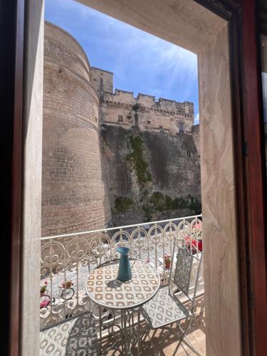 a balcony with a table and a castle at Le Dimore al Castello in Massafra