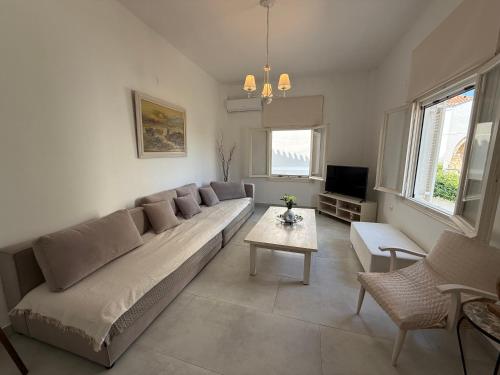 Μια τηλεόραση ή/και κέντρο ψυχαγωγίας στο Casa Ilia Spetses