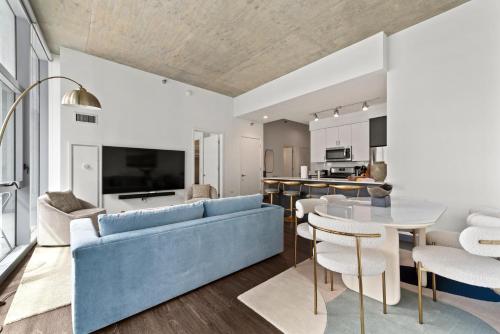 Η κουζίνα ή μικρή κουζίνα στο Premier Penthouses and Apartment with Captivating Views of Millennium Park