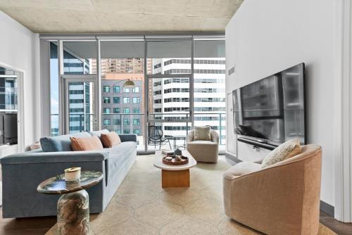 Μια τηλεόραση ή/και κέντρο ψυχαγωγίας στο Premier Penthouses and Apartment with Captivating Views of Millennium Park