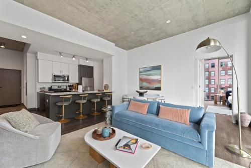 Η κουζίνα ή μικρή κουζίνα στο Premier Penthouses and Apartment with Captivating Views of Millennium Park