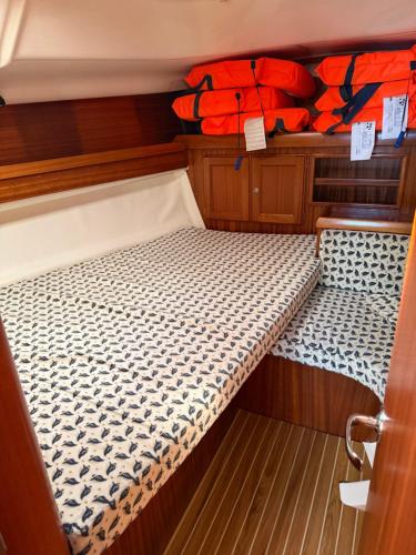 Una pequeña cama en un bote con etiquetas. en AdriLodge&Tours, en Ponta Delgada
