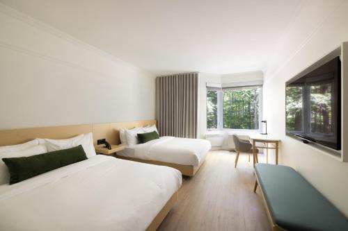 Ένα ή περισσότερα κρεβάτια σε δωμάτιο στο Auberge de la Montagne Coupée