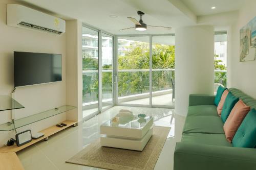 TV a/nebo společenská místnost v ubytování Exclusivo apartamento de lujo frente al mar en Los Morros, con acceso directo y privado a la mejor playa de Cartagena