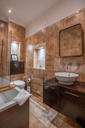 a bathroom with a sink and a tub and a toilet at Central Brighton, 2 bedrooms, sleeps 5 in Brighton & Hove