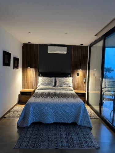 a bedroom with a large bed with a black headboard at BALCÓN DE SANTA MARÍA 1 uno in Dosquebradas