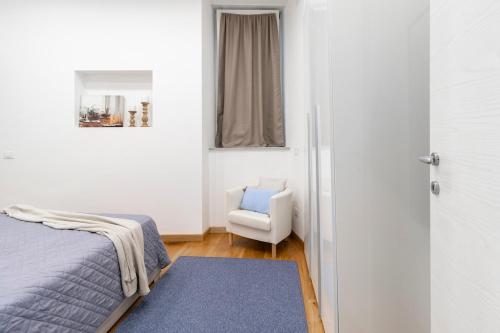 Una cama o camas en una habitación de LUCCA a 2 min from DUOMO AC WI-FI
