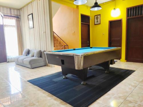 NgabeanOmah Cahyo Homestay的客厅中央的台球桌