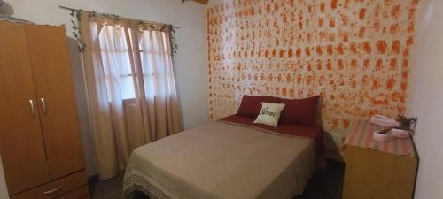 una piccola camera da letto con un letto e una finestra di Cabañas el Cortijo a Tunuyán