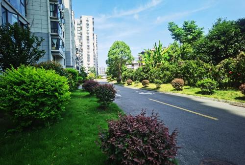 an empty street in a city with trees and bushes at 笑涡SmileNest Downtown Luxury Suite for 2-10 Guests, Zhangjiajie Attraction Ticket Service, Ideal for Couples, Families & Groups in Zhangjiajie