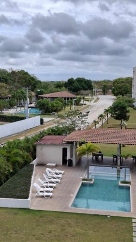 an overhead view of a resort with a pool and lounge chairs at PH Las Islas Punta Barco Viejo a 3 min de Coronado in San José