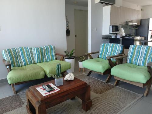 a living room with two chairs and a coffee table at PH Las Islas Punta Barco Viejo a 3 min de Coronado in San José
