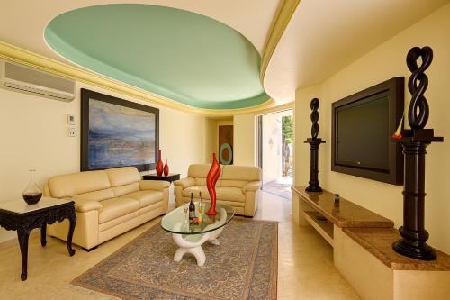 Televisyen dan/atau pusat hiburan di South Shore Villa Armonia Luxury Boutique
