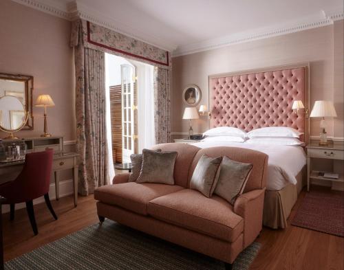 Uma cama ou camas num quarto em Cliveden House - an Iconic Luxury Hotel