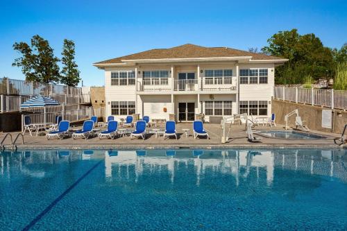 Bazén v ubytování WorldMark Lake of the Ozarks nebo v jeho okolí