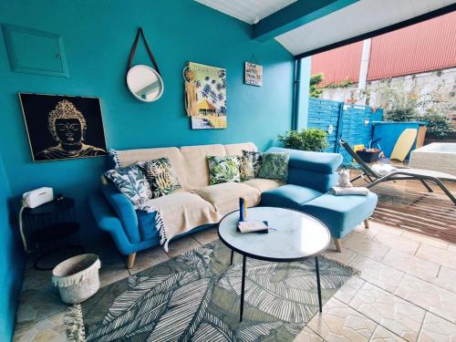a living room with a couch and a table at Fare O'Miki Tahiti in Punaauia