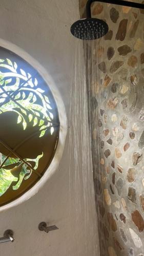 La salle de bains est pourvue de toilettes et d'une fenêtre. dans l'établissement Casa quinta con psicina, à Estación El Salto