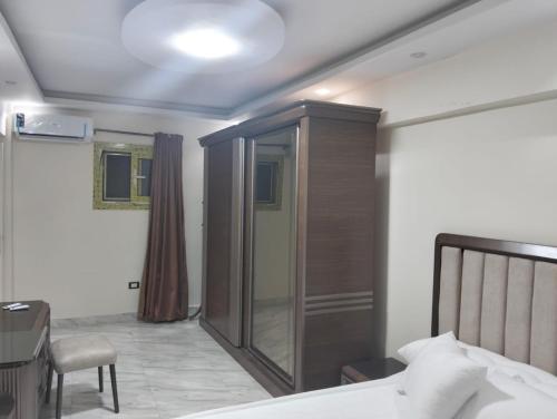 une chambre avec un lit, une table et une chaise dans l'établissement شقق الفندقية ميامي امام بئر مسعود, à Alexandrie