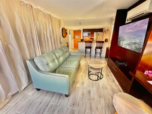 Ruang duduk di Waikiki Beach Experience! Luxury OceanView Suite!