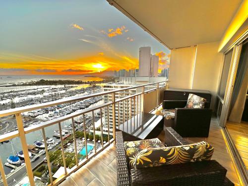 Ruang duduk di Waikiki Beach Experience! Luxury OceanView Suite!