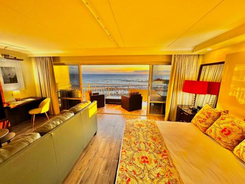 Ruang duduk di Waikiki Beach Experience! Luxury OceanView Suite!