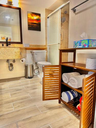 Bilik mandi di Waikiki Beach Experience! Luxury OceanView Suite!