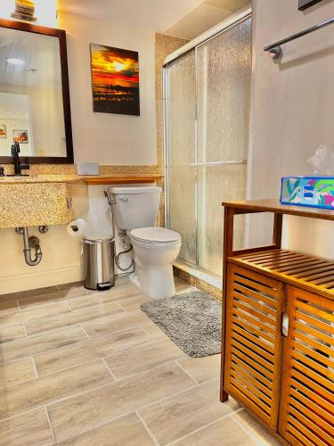 Bilik mandi di Waikiki Beach Experience! Luxury OceanView Suite!