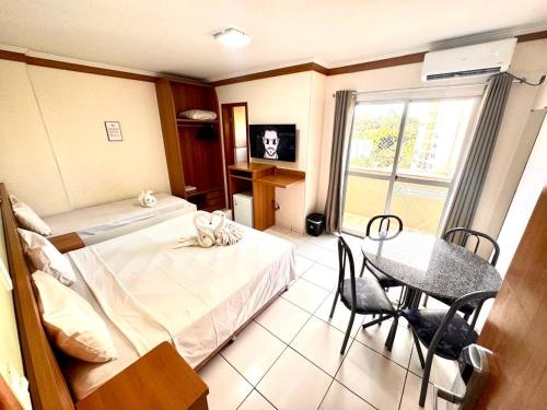 Postel nebo postele na pokoji v ubytování Suíte Luxo com Piscinas Quentinhas no Golden Dolphin Resort