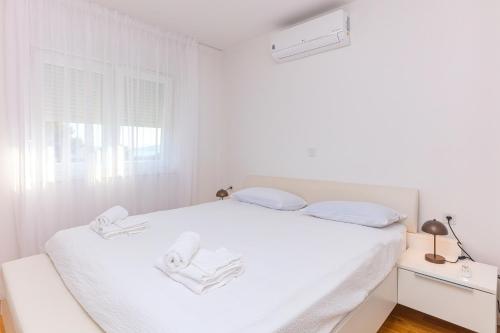 Apartments with parking space Brodarica - Sibenik - 24706
