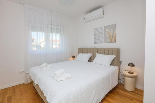 Apartments with parking space Brodarica - Sibenik - 24706