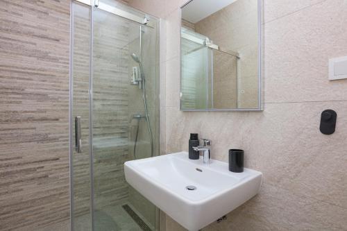 Apartments with parking space Brodarica - Sibenik - 24706