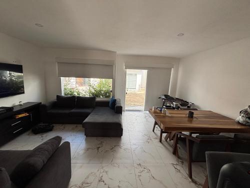 a living room with a couch and a table at Casa a Pie de Playa in Acapulco