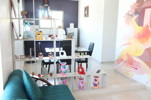 a living room with a white shelf with vases on it at La Casa del Mural in Mixquiahuala