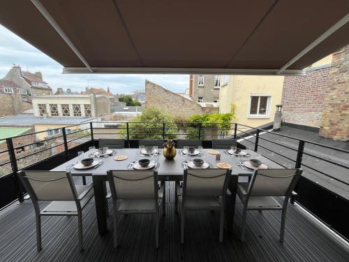 a table and chairs on a balcony with a view at Villa L'Etoile Du Littoral in Boulogne-sur-Mer